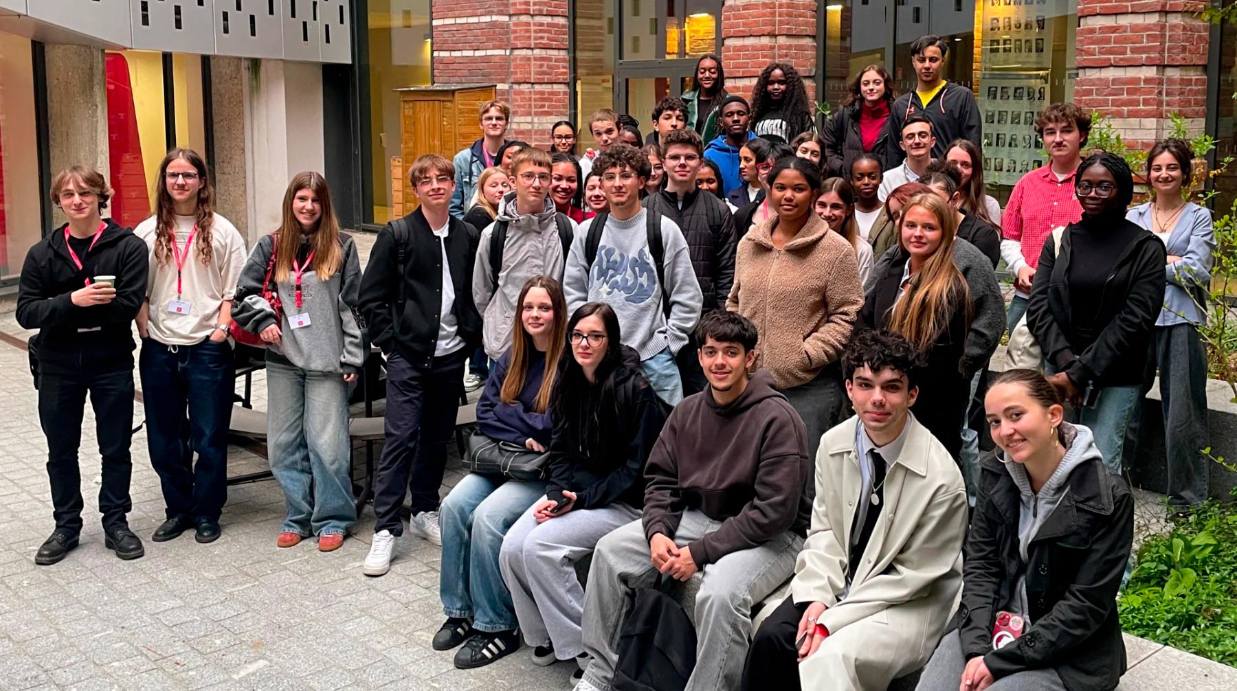Photographie de groupe avec les élèves du dispositif PEI Première et les tuteurs du PEI dans un patio de Sciences Po Lille