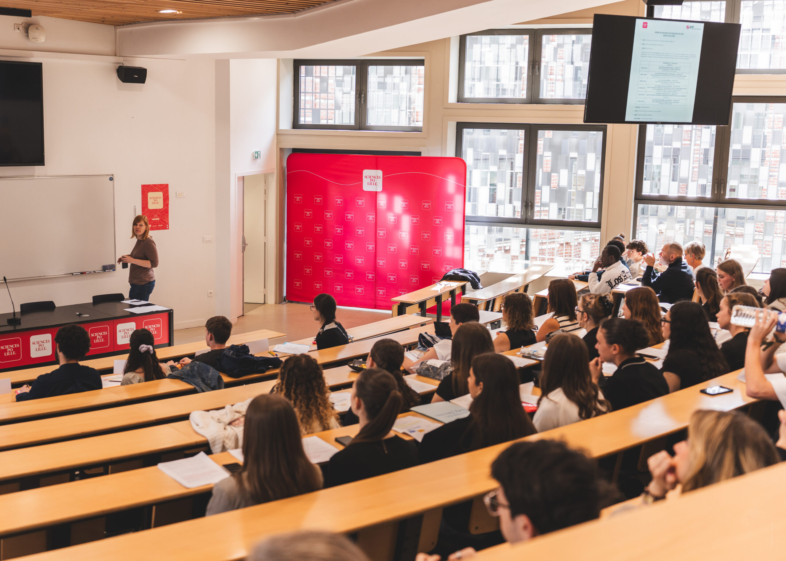 Photo d'un cours en amphithéâtre à Sciences Po Lille