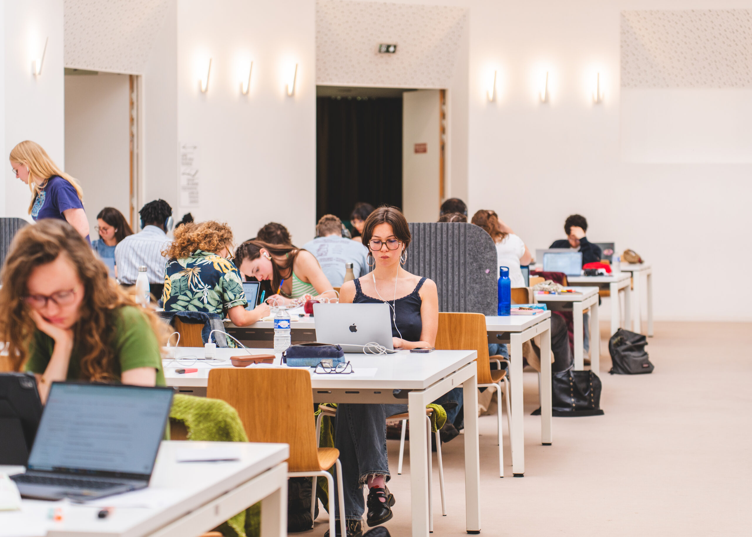 Photo de l'intérieur de la bibliothèque de Sciences Po Lille